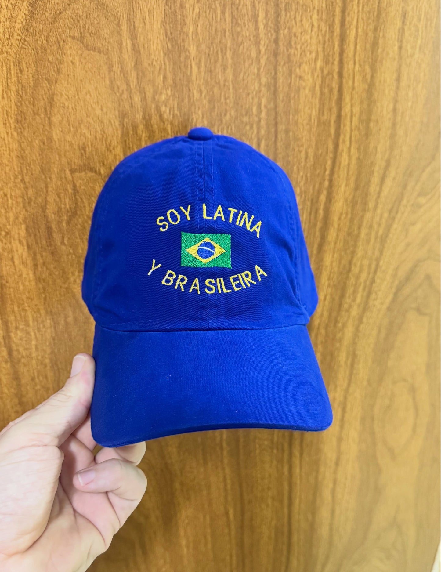 Boné Bordado com a frase "SOY LATINA Y BRASILEIRA"