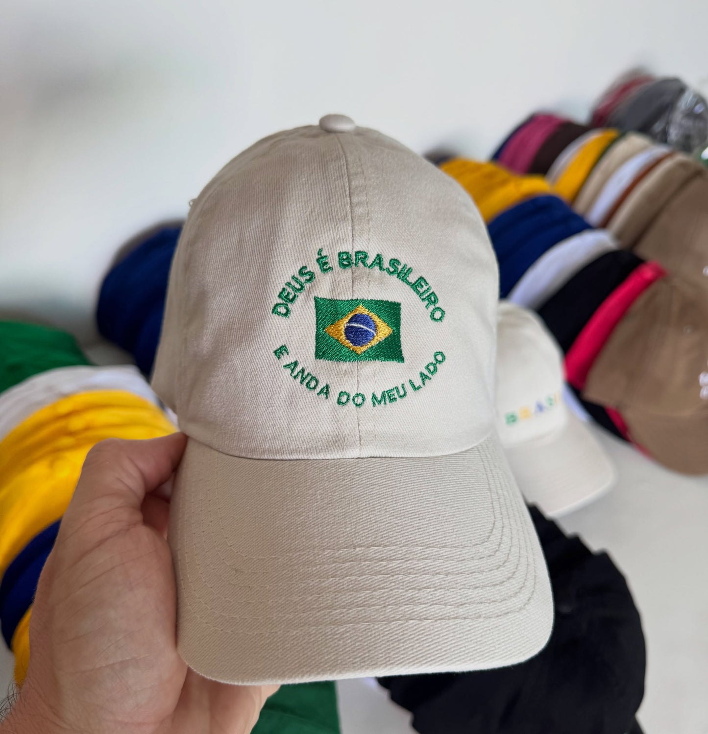 Boné Bordado com a frase "DEUS É BRASILEIRO E AINDA DO MEU LADO"