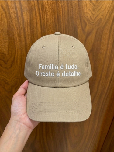 Boné Bordado com a frase "Família é tudo, o resto é detalhe"