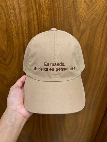 Boné Bordado com a frase "Eu mando, ela deixa eu pensar isso"
