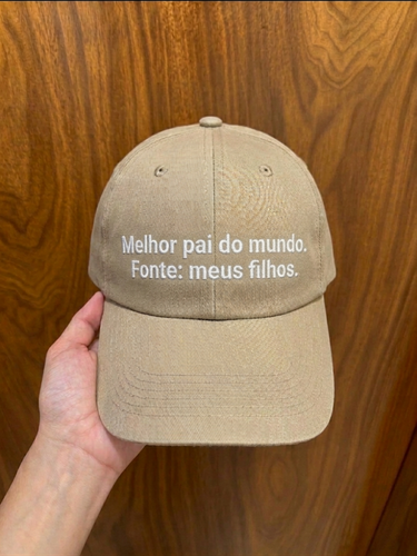 Boné Bordado com a frase "Melhor pai do mundo. Fonte: meus filhos"