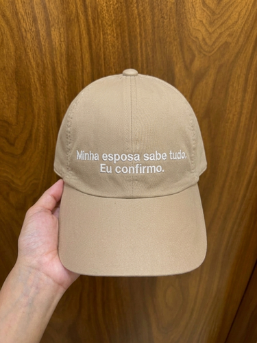 Boné Bordado com a frase "Minha esposa sabe tudo, eu confirmo"