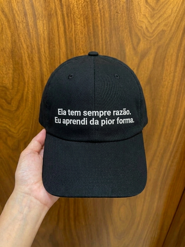 Boné Bordado com a frase "Ela tem sempre razão, eu aprendi da pior forma"