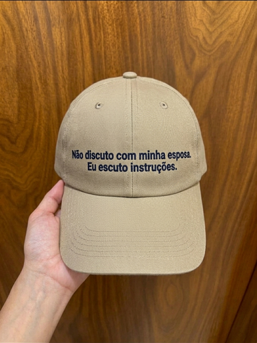 Boné Bordado com a frase "Não discuto com minha esposa, eu escuto instruções"
