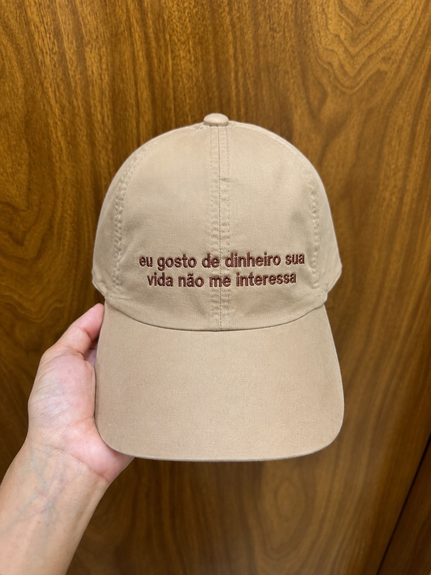 Boné Bordado com a Frase "Eu Gosto é de Dinhiero, sua Vida Não me Interessa"