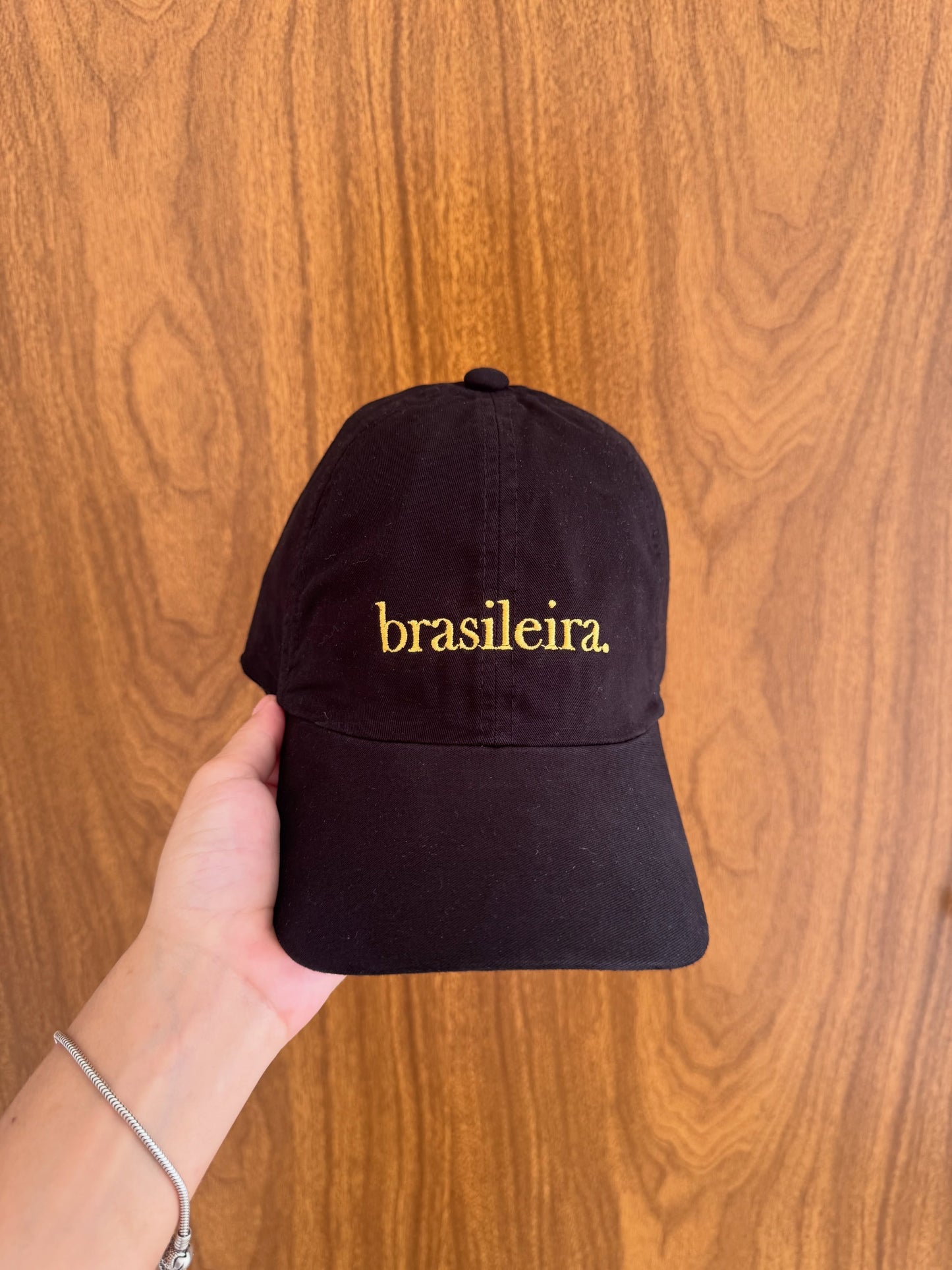 Boné Bordado com a frase "Brasileira"