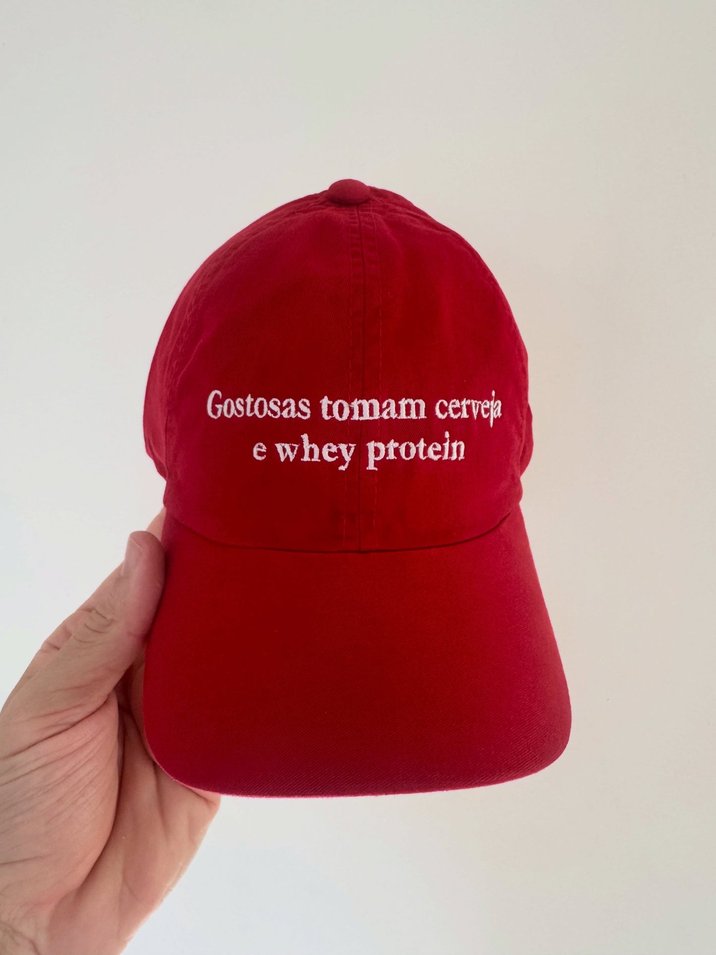 Boné Bordado com a frase "Gostosas tomam cerveja e Whey Protein"