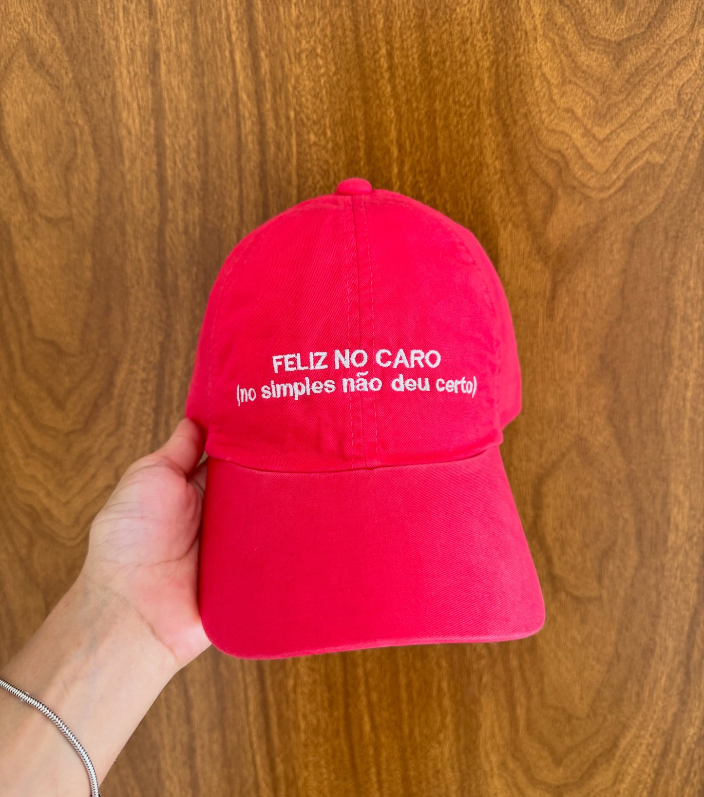 Boné Bordado com a frase "FELIZ NO CARO (no simples não deu certo)"