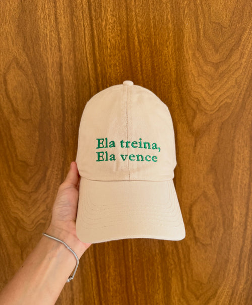 Boné Bordado com a frase "Ela treina, Ela vence"