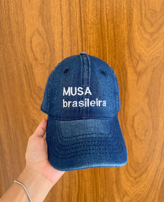 Boné Bordado com a frase "MUSA brasileira"