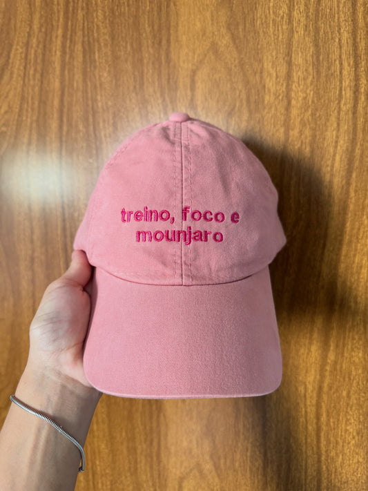Boné Bordado com a frase "treino, foco e mounjaro"