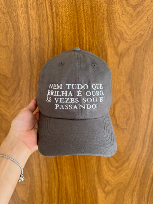 Boné Bordado com a frase "Nem tudo que brilha é ouro. Às vezes sou eu passando!"
