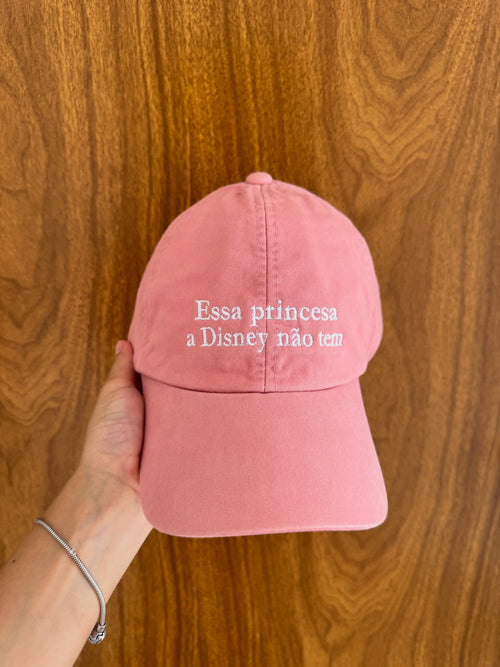 Boné Bordado com a frase "Essa princesa a Disney não tem"