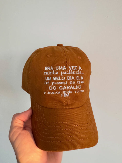 Boné Bordado com a frase "ERA UMA VEZ A minha paciência... UM BELO DIA ELA foi passear na casa DO CARALHO e nunca mais voltou FIM"