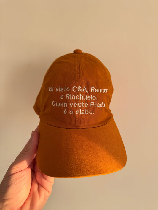 Boné Bordado com a frase "EU VISTO C&A, Renner e Riachuelo, Quem veste Prada é o diabo"