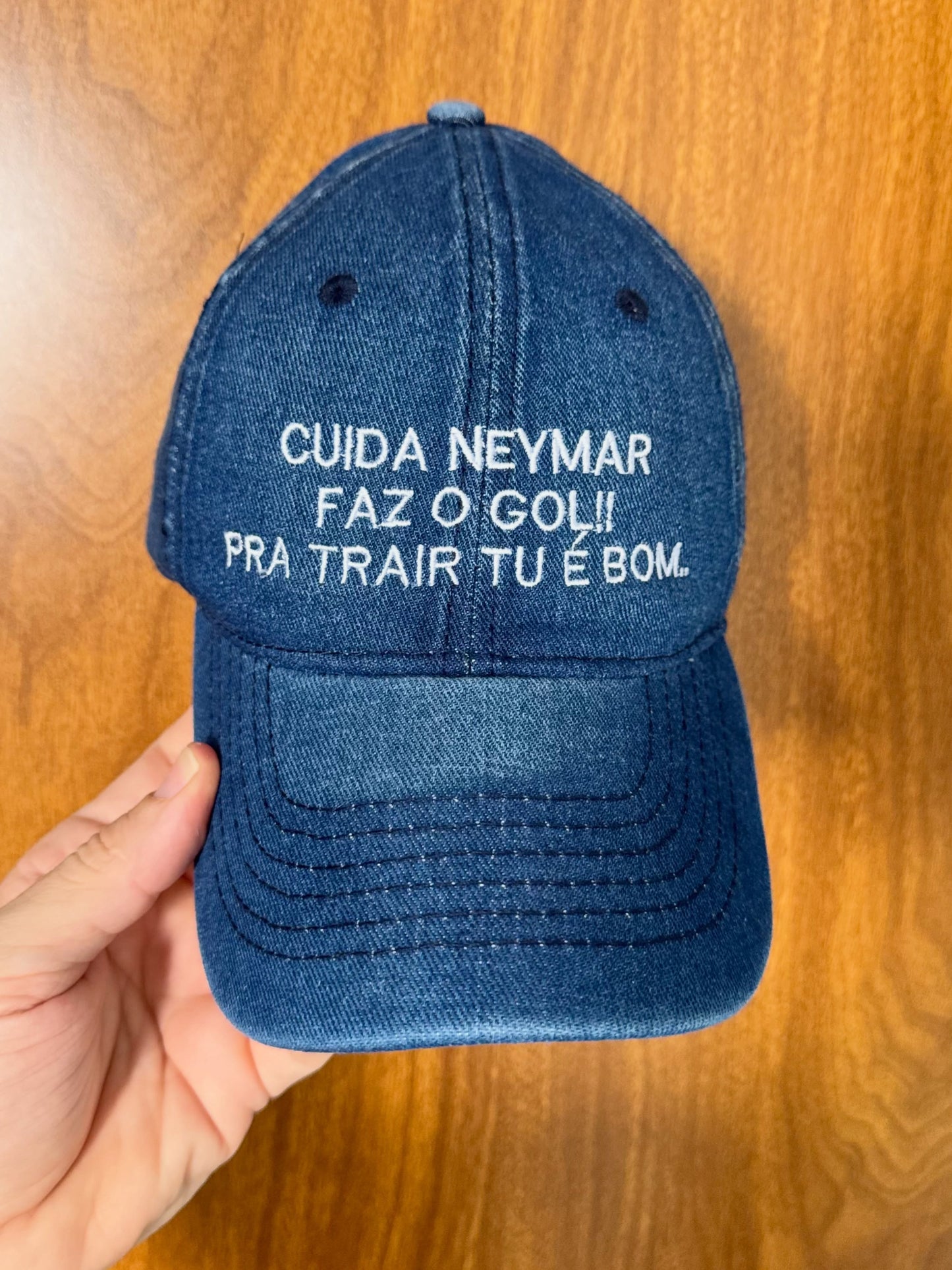 Boné Bordado com a frase "CUIDA NEYMAR,FAZ O GOL!! PRA TRAIR TU É BOM."