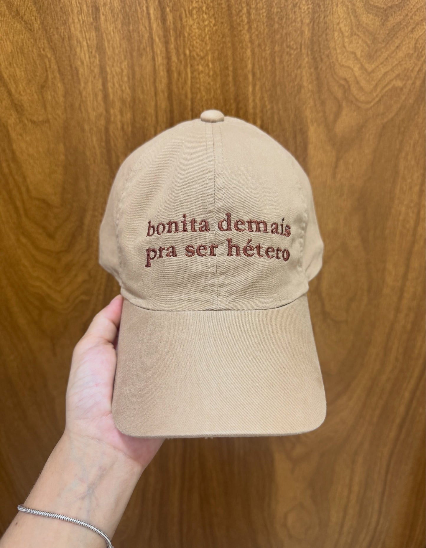 Boné Bordado com a frase "Bonita demais pra ser hétero"