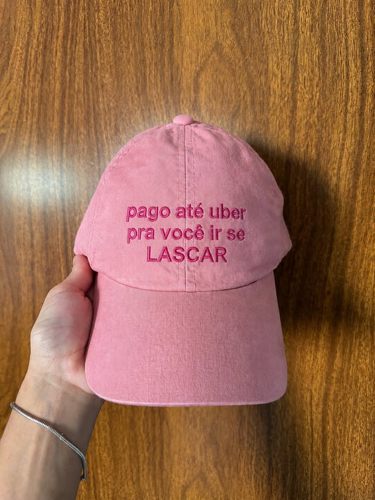 Boné Bordado com a frase "Pago até uber pra você ir se LARCAR"